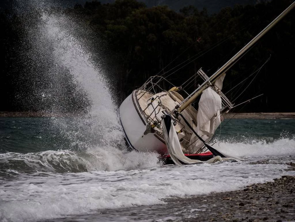 Πάτρα – Τρόμος με το Μονοπάτι της Παναγίας που «ρουφάει» καράβια: Δείτε τις εικόνες – ντοκουμέντο